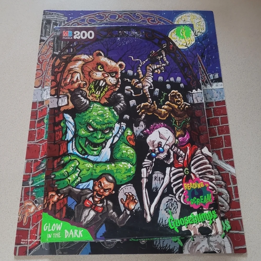VTG 1996 Goosebumps Glow In The Dark 200 Piece Jigsaw Puzzle Complete